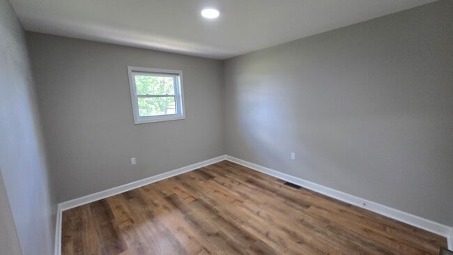 Building Photo - Two bedroom/1.5 bath Townhouse  Kingsport, TN