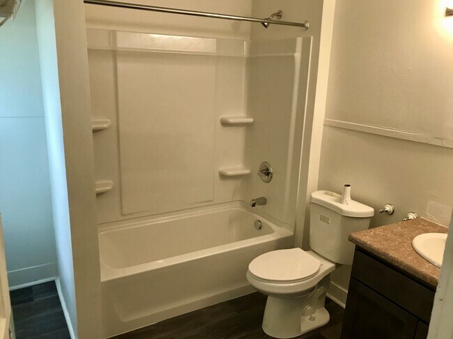Building Photo - Updated, spacious 2 bedroom, 1 bathroom fi...
