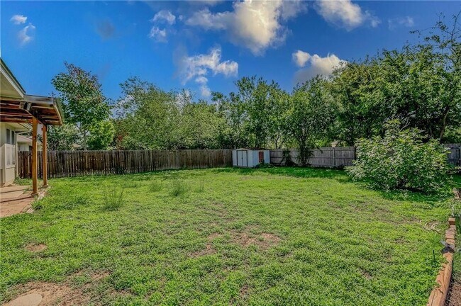 Building Photo - 1000 Honeysuckle Dr