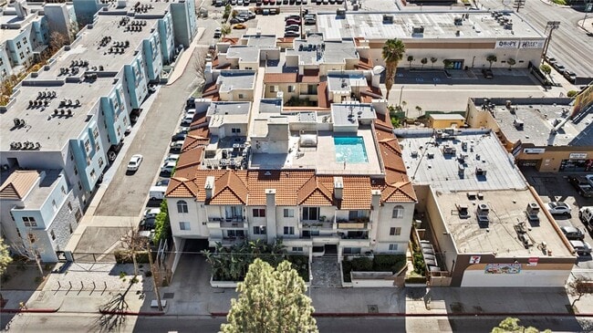 Building Photo - 16940 Chatsworth St