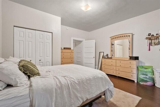 Building Photo - Beautiful 3 Bed/1 Bath in Pittsburgh's Lawrenceville Neighborhood - Prime Location!! - Available ...