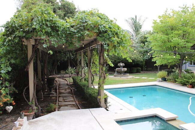 Building Photo - Gorgeous Single Story 3 Bedroom, 2 Bath wi...