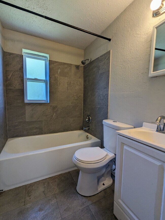 Building Photo - "Charming 2-Bed Upstairs Apartment in Moncrief Park – Cozy 700 Sq Ft with Modern Comfort!"