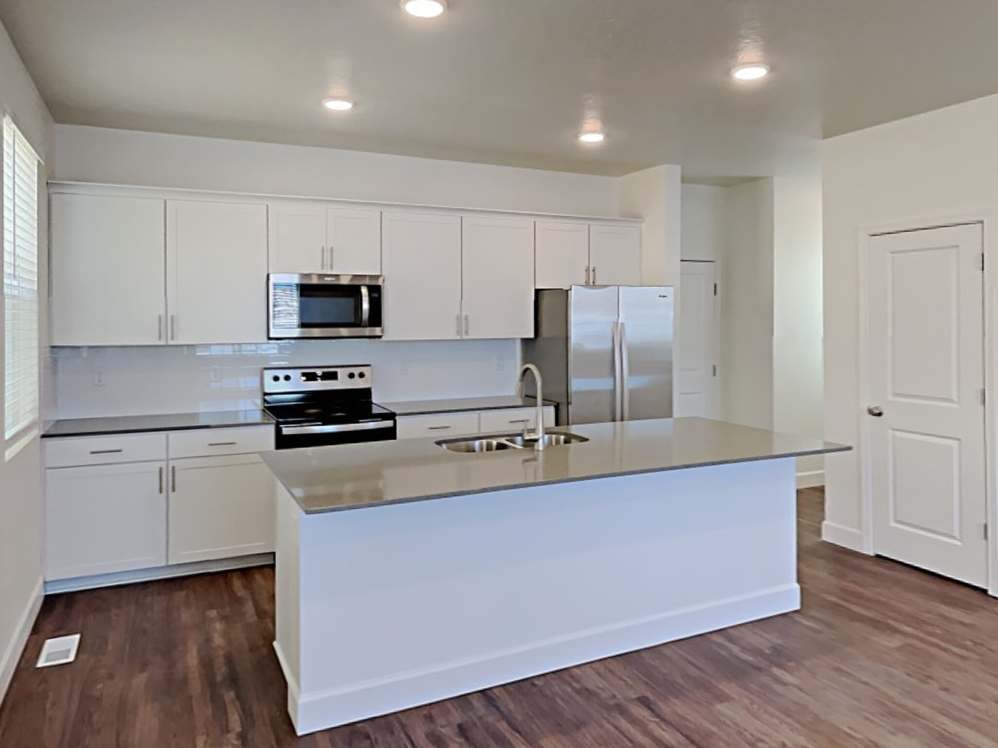 Building Photo - 6584 Old Forest Dr