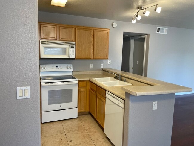 Building Photo - 2 Bed 2 Bath condo in Gated Community
