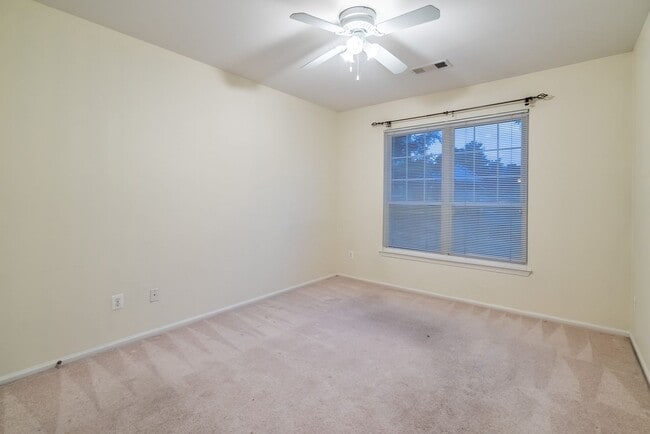 Building Photo - Beautiful 2 Bed 2 Bath Condo Beautiful Com...