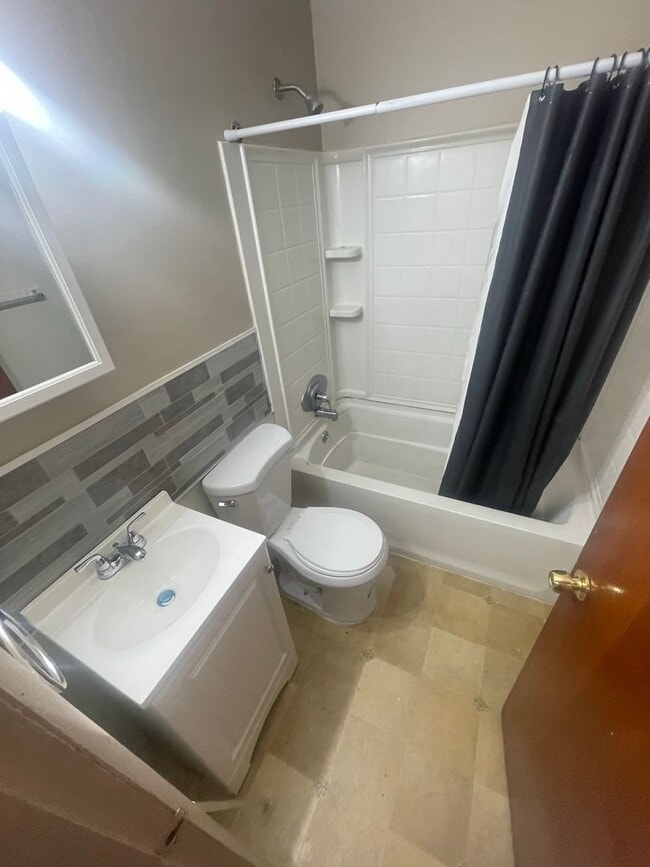 Building Photo - 3 Bed 1 Bath Singe Family Home Ready for Move in!!