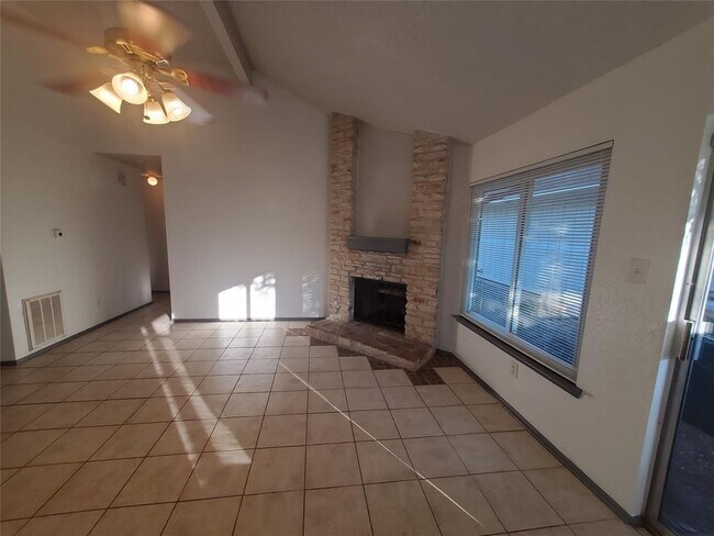 Building Photo - 16817 Village Oak Loop