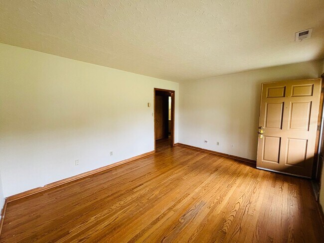 Building Photo - 1504 Thomas Ln