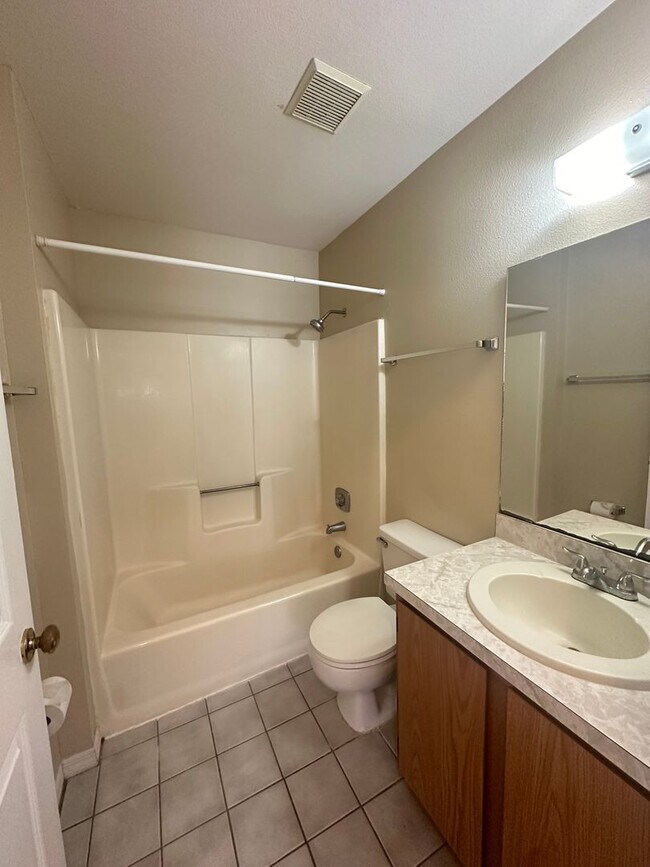 Building Photo - SPACIOUS 3 Bedroom, 2 Bathroom Ekana Point...