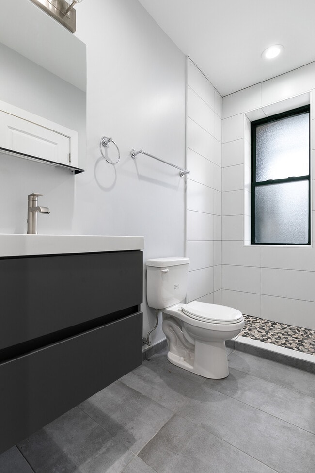 Building Photo - 7738 N Eastlake Terrace