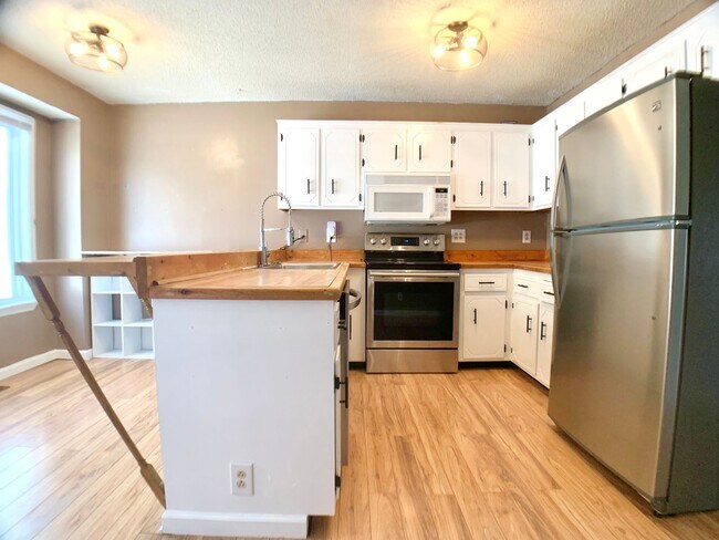 Building Photo - 3401 Oak Lawn Dr