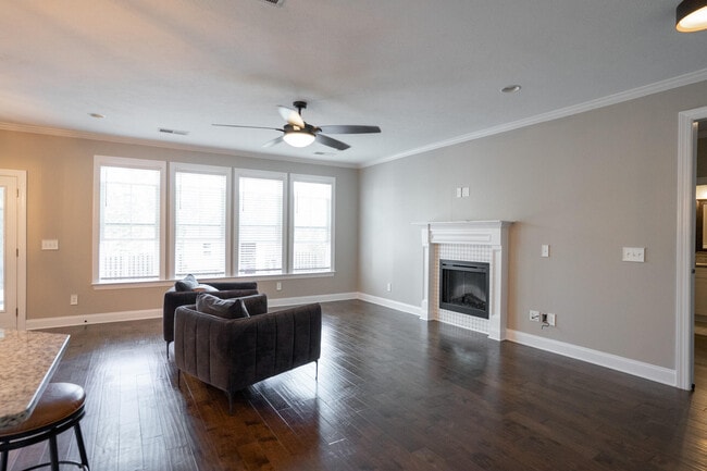 Building Photo - 657 Tree Top Trl