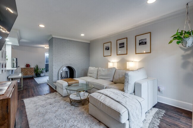 Building Photo - 5916 Sandhurst Ln