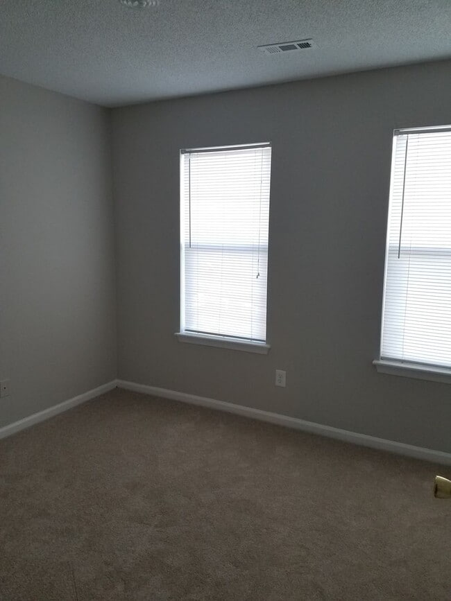 Building Photo - Cozy Townhome in Newport News