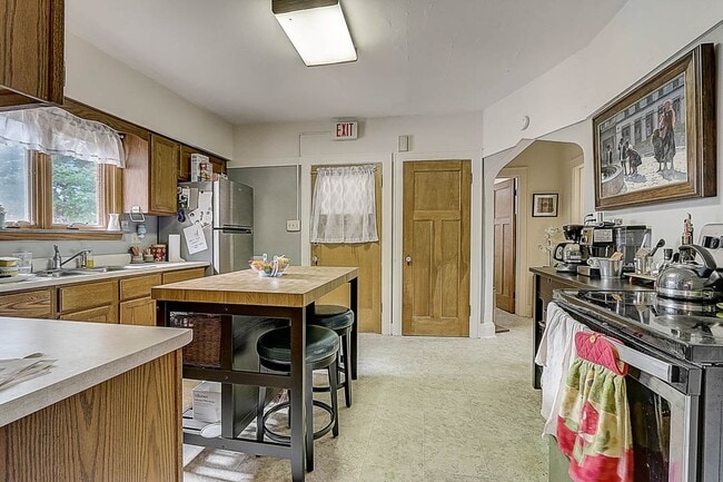 Building Photo - 2289 Ludington Avenue