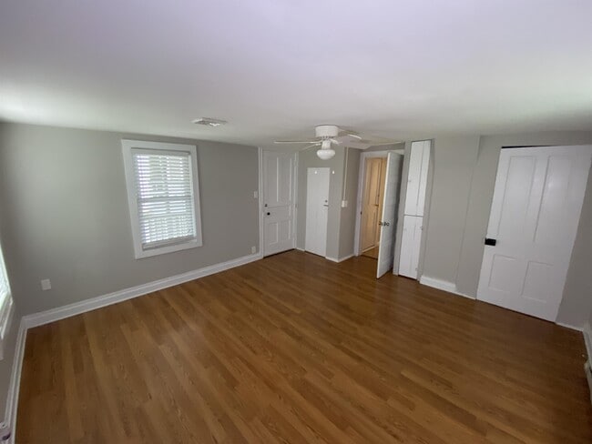 Building Photo - 212 York St