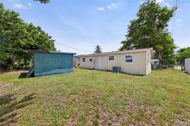 Building Photo - 5901 NW 42nd Terrace