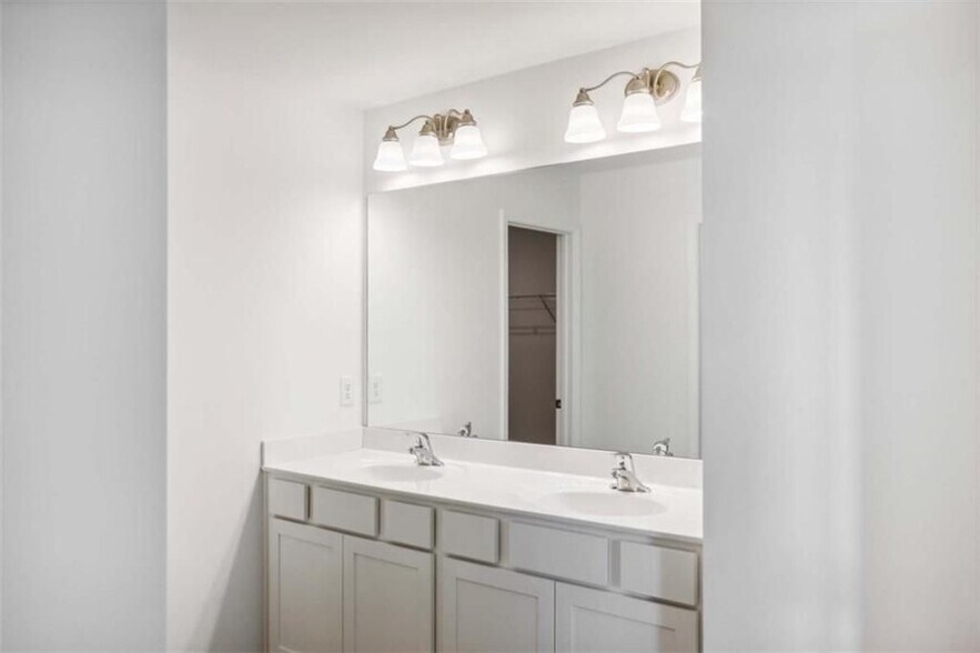 Building Photo - 2165 Boxwood Cir