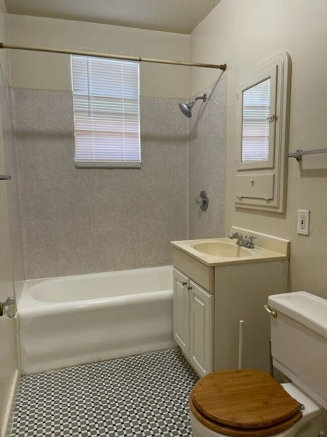 Building Photo - Quaint Studio, Freshly Painted, in Central Berkeley