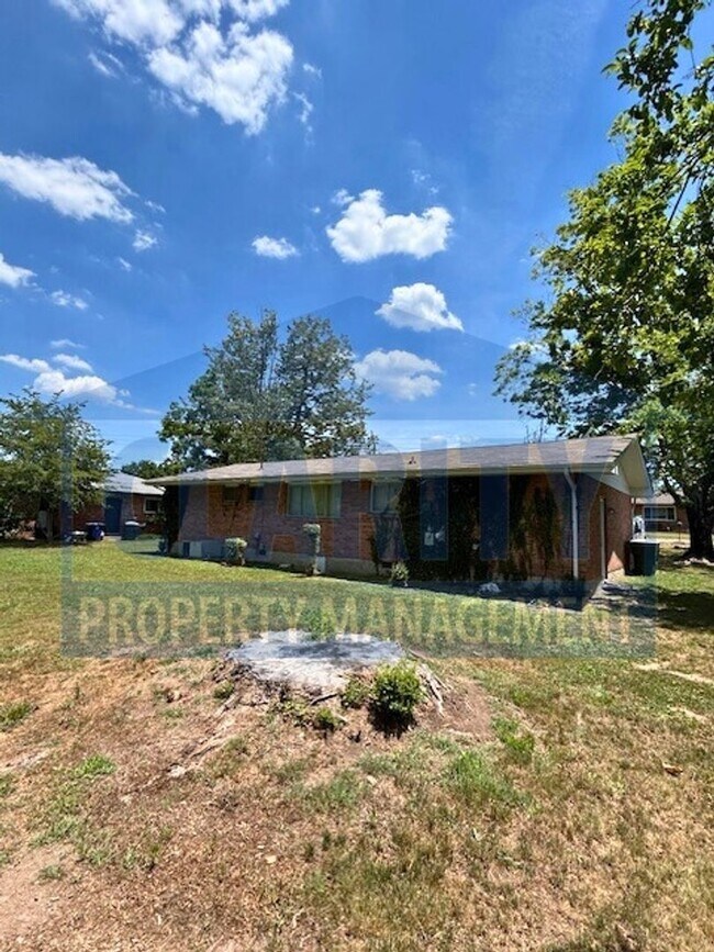 Building Photo - Three bedroom ranch-style home in Chattanooga!