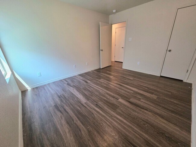 Building Photo - AVAILABLE NOW (SECTION 8 ACCEPTED)