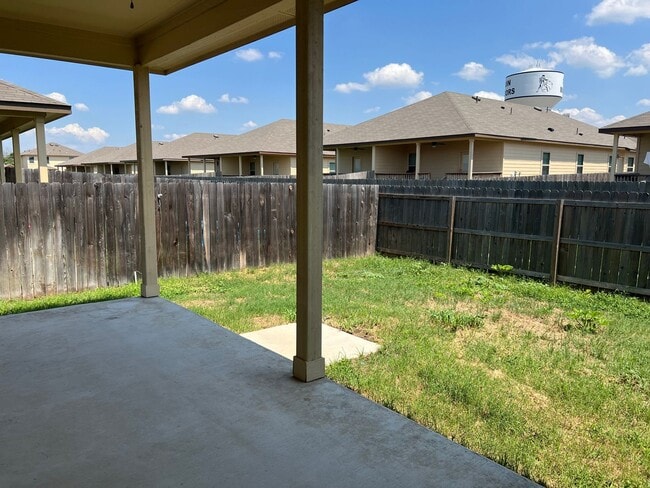 Building Photo - Luxury 3/2 Duplex in Seguin, Texas