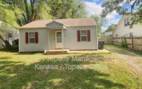 Building Photo - 751 SE Pinecrest Dr