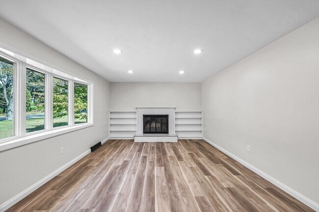 Building Photo - 557 Maple Rd