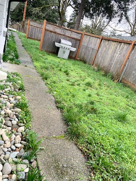 Building Photo - 9222 Kenwood Dr SW