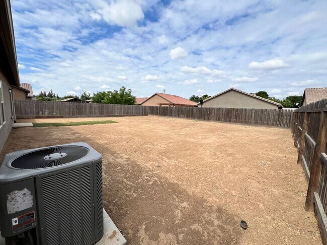 Building Photo - 3 Bedroom 2 bath Fresno home