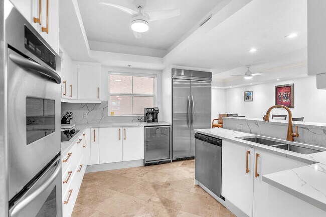 Building Photo - 2051 SE 3rd St