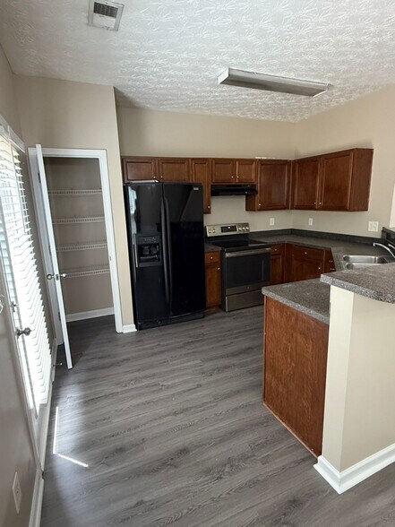 Building Photo - 518 Oakside Pl