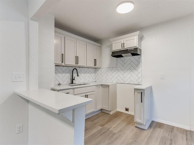 Building Photo - 1330 NE 7th St