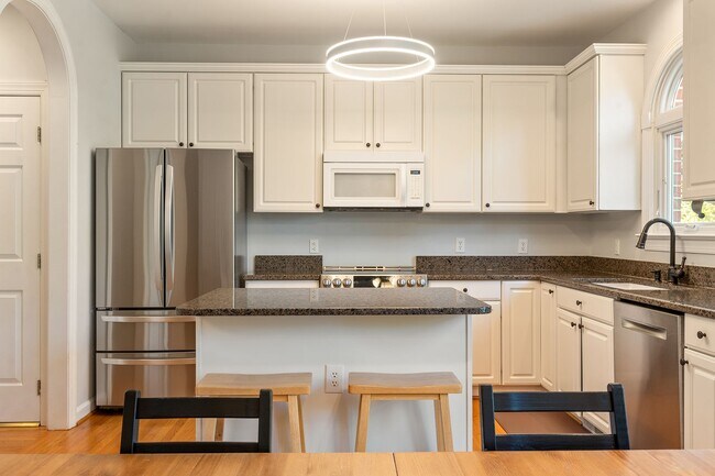 Building Photo - Beautiful Southern Village townhome - Furnished - Mid / Long Term lease options