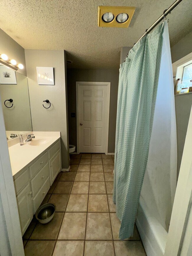 Building Photo - Available Soon 3 Bedroom 2 bath