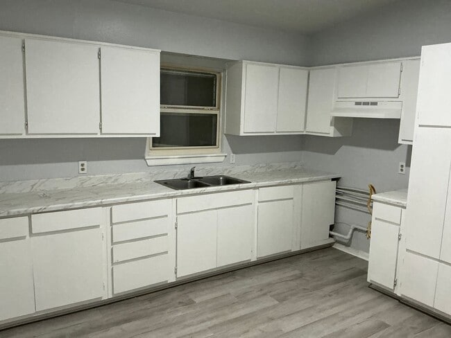 Building Photo - Updated 3 bed 1 bath