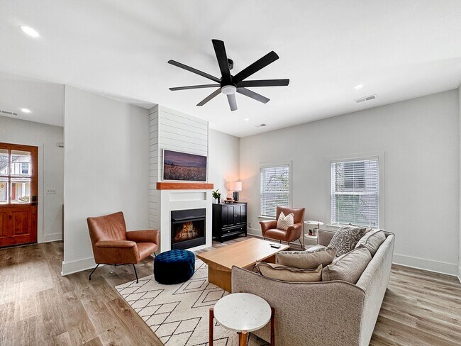 Building Photo - Newer Construction Meets Historic Cooper Young Charm • 5bd / 3ba