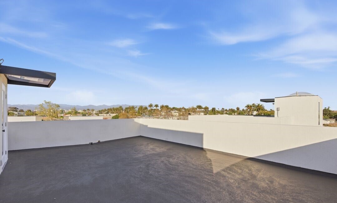 Building Photo - 2835 S Redondo Blvd