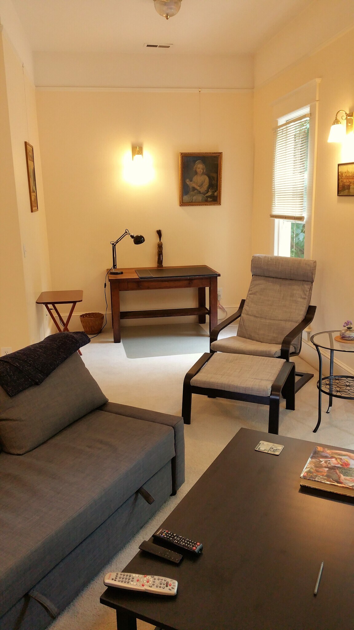 living area facing East - 131 SW Hooker St