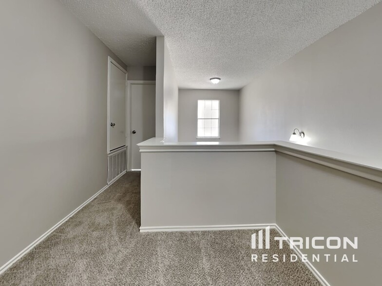Building Photo - 931 Whispering Hollow Dr