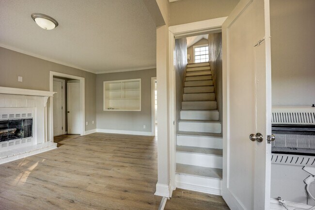 Building Photo - Freshly Updated 3 Bedroom House