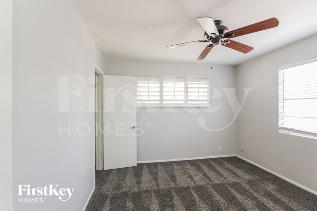 Building Photo - 1357 W Sells Dr