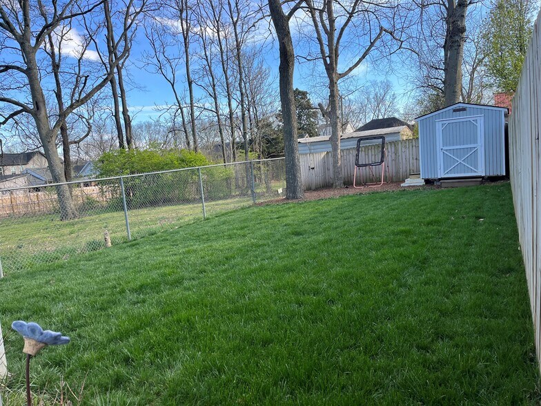 Backyard with storage shed - 6361 A Ivy St