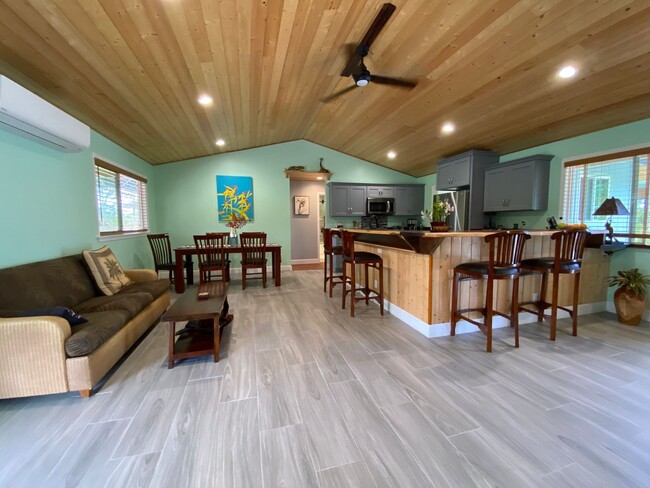Building Photo - 3-Bed, 2-Bath Custom Furnished Home-Turn K...