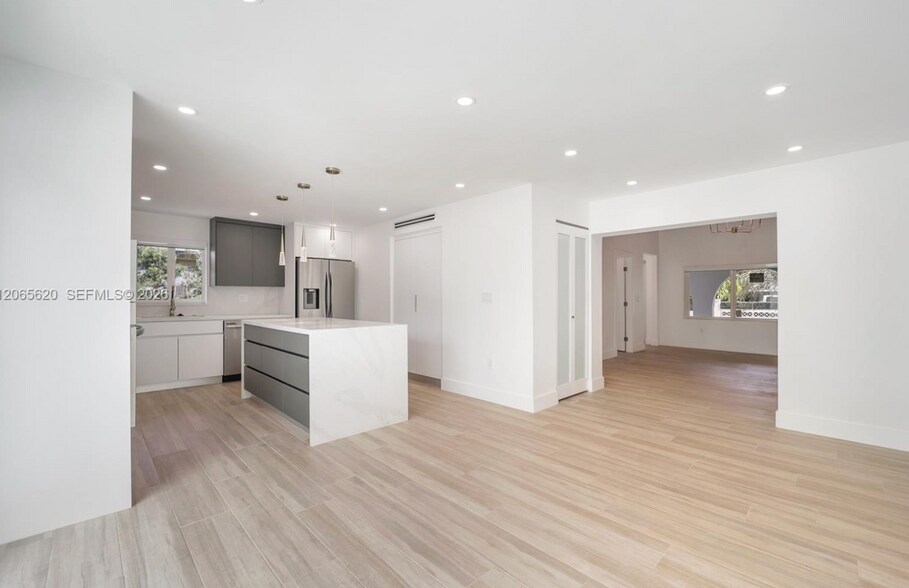 Building Photo - 1654 SW 18th Ave