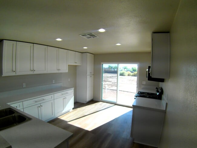 Building Photo - 9821 S Phoenix Dr