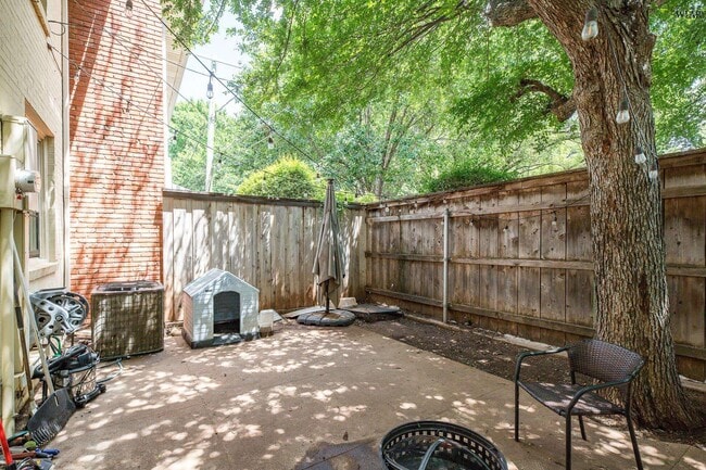 Building Photo - 2413 Lou Ln