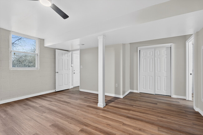 Building Photo - 1350 Dix Dr