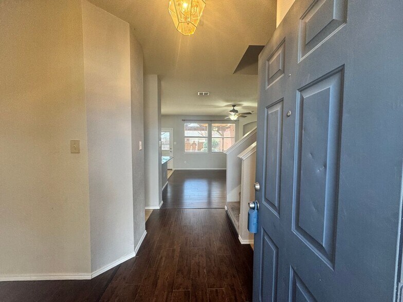 Building Photo - 1705 River Oaks Dr